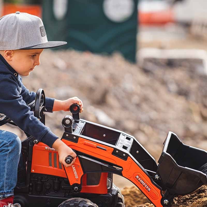 Tienda Oficial Kubota | Mini retroexcavadora Kubota para niño M7171 + excavadora + remolque